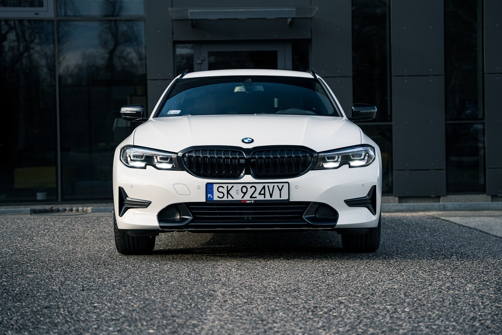 białe bmw serii 3