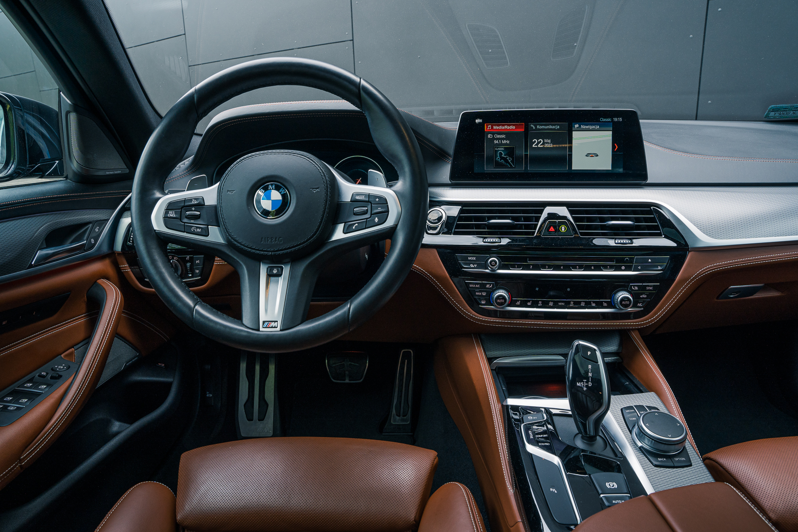 wnętrze bmw serii 5, skórzane fotele