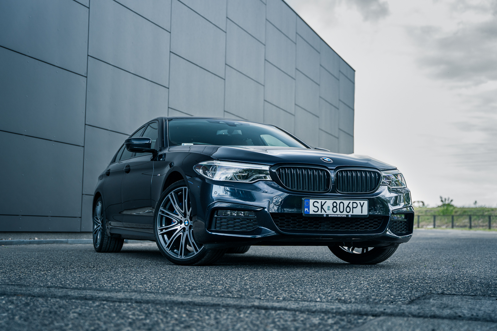 granatowe bmw, seria 5, bmw wynajem