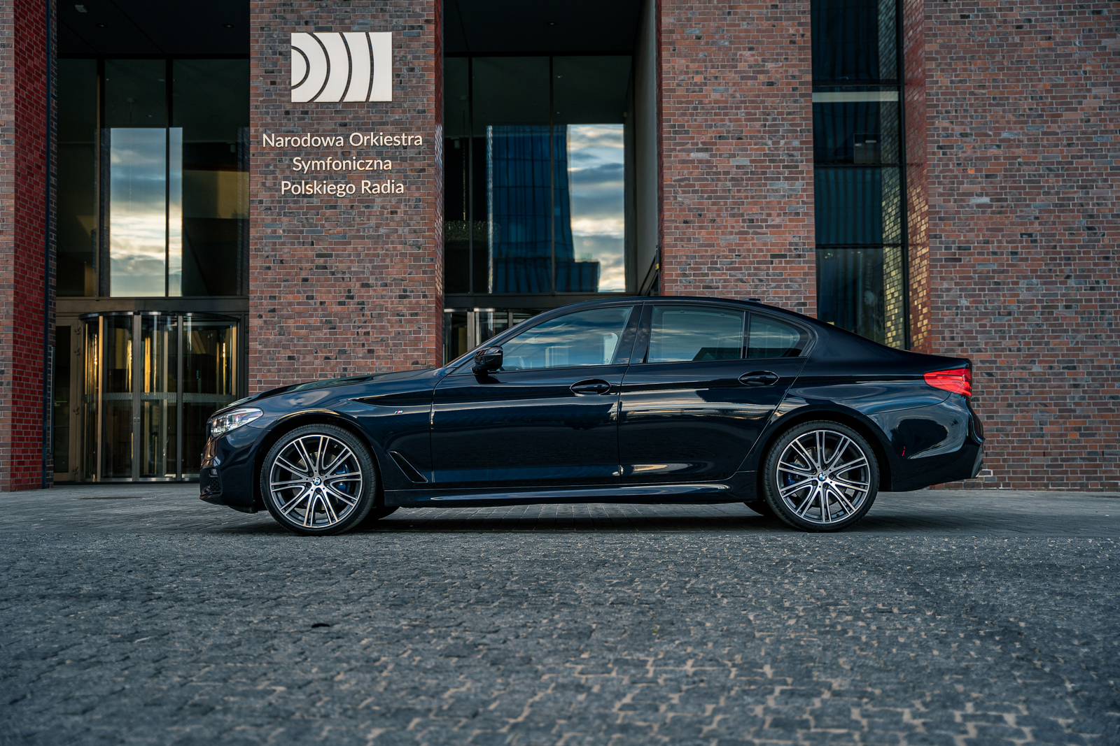 granatowe bmw, seria 5, bmw wynajem