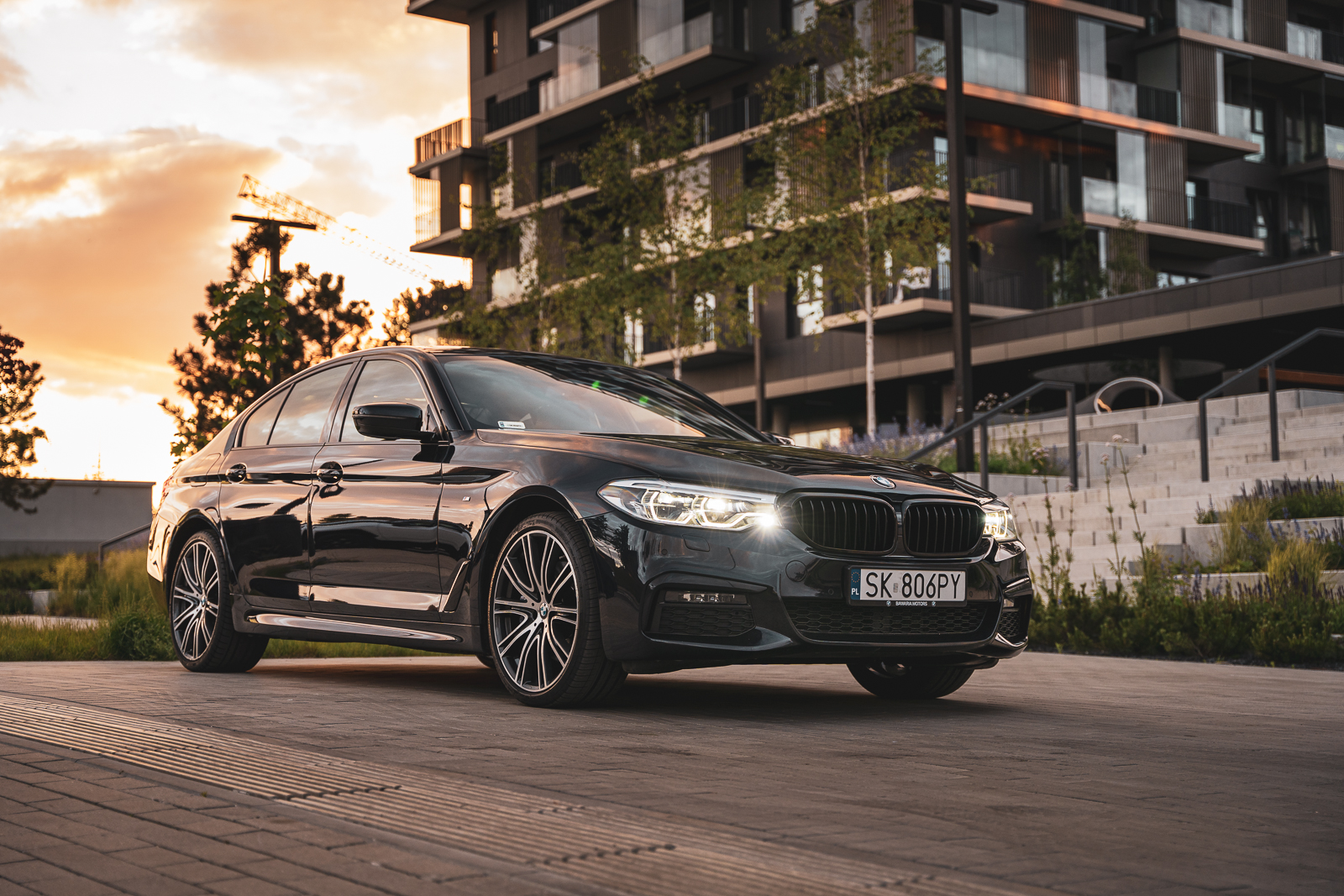bmw serii 5, limuzyna na tle bloku