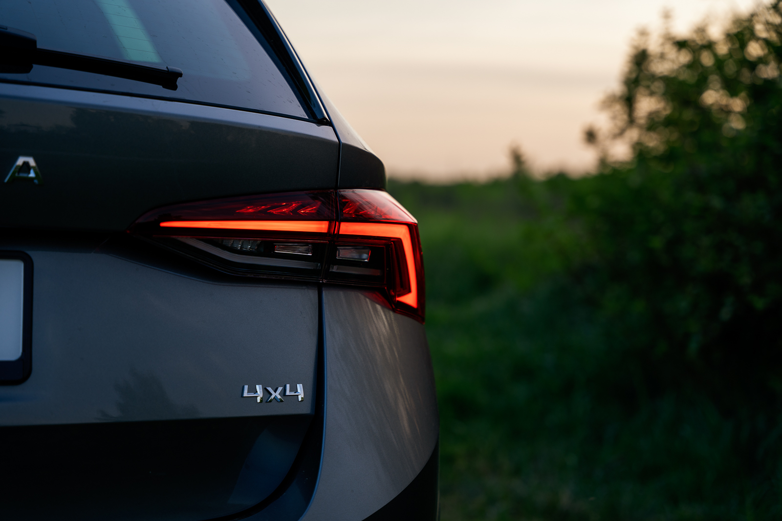 bmw serii 5, limuzyna na tle bloku